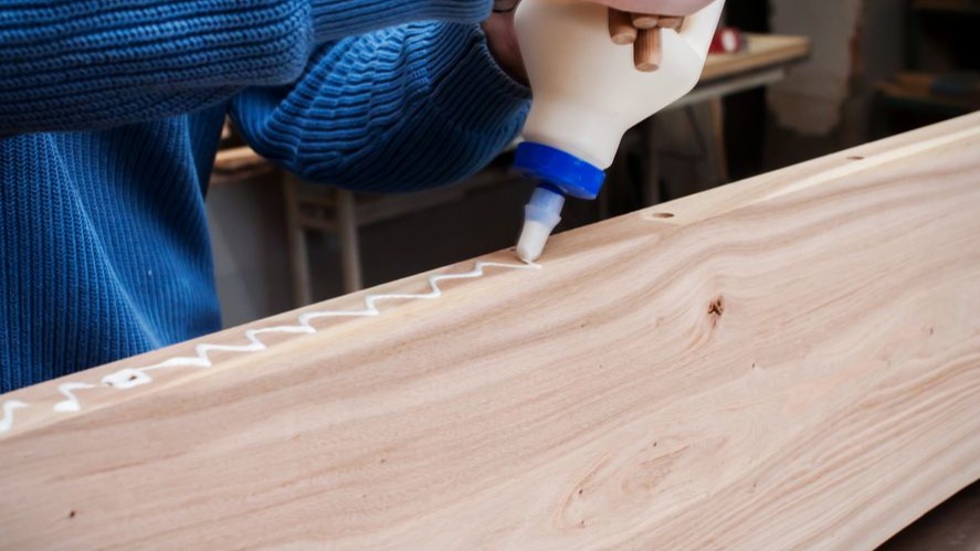 Tipos de Adhesivos y Pegamentos para Madera en Mobiliario
